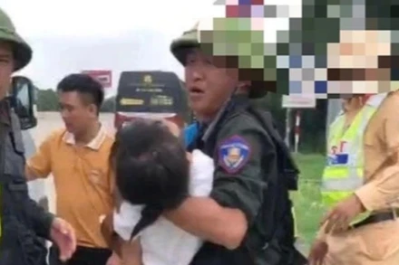 Tổ công tác kịp thời đưa cháu bé co giật đi cấp cứu. Ảnh cắt từ clip.