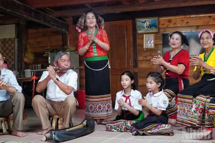 Nghệ nhân truyền dạy các làn điệu dân tộc cho thế hệ trẻ. (Ảnh: Đình Phượng)