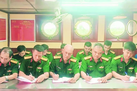 Một buổi sinh hoạt của Chi bộ Tàu 51-11-66. (Ảnh CÔNG THÀNH)