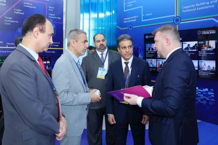 Đại biểu tham quan không gian trưng bày công nghệ của Liên hợp quốc tại Lễ mở ký Công ước Hà Nội. (Ảnh TTXVN)