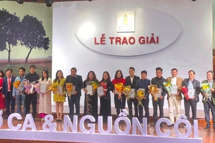 Ban tổ chức trao giải cho các tác giả trong cuộc thi “Thơ ca và nguồn cội”. (Ảnh Diên Khánh)