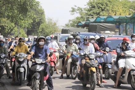 Lượng xe máy quá lớn là một trong những nguyên nhân gây ùn tắc giao thông và ô nhiễm môi trường không khí ở Hà Nội. 