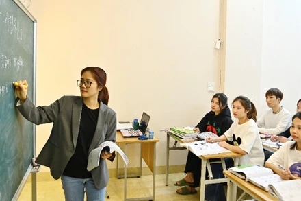 Một lớp học tiếng Hàn dành cho học viên chuẩn bị xuất khẩu lao động. Ảnh Văn Học 