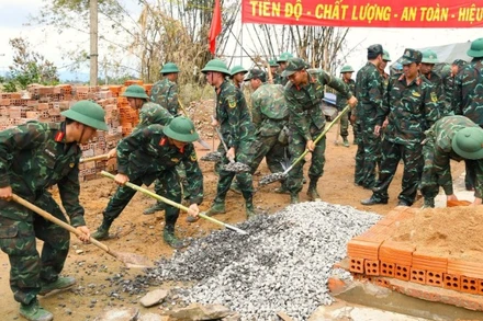 Lực lượng bộ đội thuộc Bộ Tư lệnh Quân khu 5 tham gia Chiến dịch Quang Trung, dựng lại nhà cho người dân bị thiệt hại do mưa lũ trên địa bàn tỉnh Đắk Lắk. (Ảnh Văn Viễn)