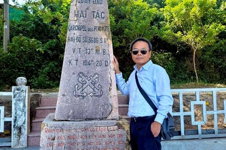 Tác giả bên cột mốc chủ quyền trên đảo Hải Tặc.