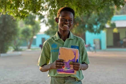 Ahmed, 10 tuổi, rạng rỡ khi được cùng các bạn dọn dẹp để quay lại trường học đón năm mới. Nguồn: UNICEF