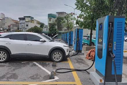 Hà Nội cần gấp rút quy hoạch vị trí, xây dựng trạm sạc, bảo đảm nhu cầu cho người dân. Ảnh: Văn Học. 