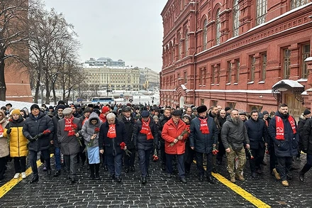 Lễ kỷ niệm 102 năm ngày mất V.I.Lenin tại Quảng trường Đỏ có sự tham gia của nhiều thế hệ người dân Nga.