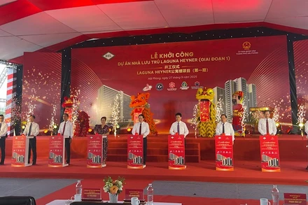 Các đại biểu bấm nút khởi công Dự án Nhà lưu trú Laguna Heyner.