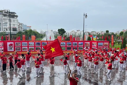 Đồng diễn ca khúc "Như có Bác Hồ trong ngày vui đại thắng" tại Trung tâm văn hóa Xứ Đông tại Lễ khai mạc triển lãm ảnh. 