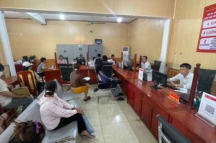 Người dân làm thủ tục hành chính tại Trung tâm phục vụ hành chính công xã Mao Điền sáng 16/6.