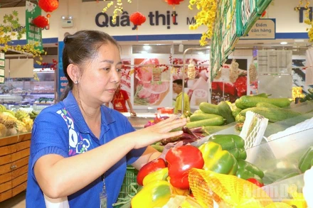 Để bảo vệ người tiêu dùng, một “quy định cứng” đã được thiết lập, đó là thực phẩm bán ra phải còn hạn sử dụng tối thiểu hơn 50%.