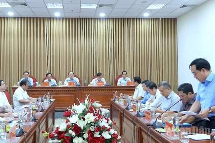 Các đồng chí Thường trực Tỉnh ủy Cà Mau làm việc với Đảng ủy Ủy ban nhân dân tỉnh vào sáng 24/2.