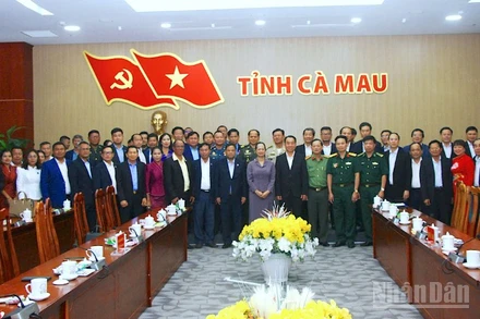 Đoàn công tác tỉnh Koh Kong (Vương quốc Campuchia) chụp ảnh lưu niệm nhân dịp đến thăm tỉnh Cà Mau.