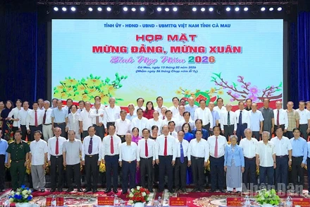 Các đồng chí lãnh đạo tỉnh Cà Mau chụp ảnh lưu niệm cùng đại biểu dự buổi họp mặt.