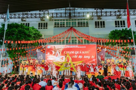 Tiết mục nghệ thuật do học sinh Trường Đoàn Thị Điểm trình diễn.