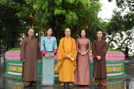 Bà Nguyễn Thị Minh Nguyệt, Phu nhân Chủ tịch nước Lương Cường cùng Hoàng hậu Bhutan Jetsun Pema và Thượng tọa Thích Thanh Nhã - Trụ trì chùa Trấn Quốc.