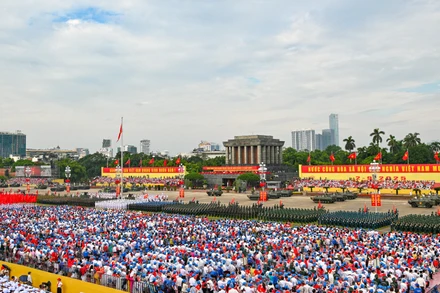 Dàn khí tài đi qua Quảng trường Ba Đình.