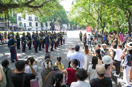 Đoàn nhạc Bộ Nội vụ, Vương quốc Saudi Arabia biểu diễn tại chương trình. 