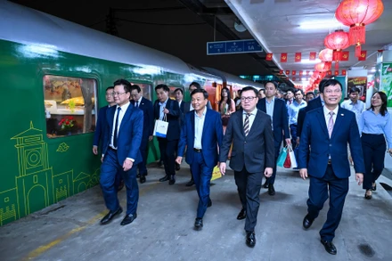 Đồng chí Lê Quốc Minh, Ủy viên Trung ương Đảng, Tổng Biên tập Báo Nhân Dân, Phó Trưởng ban Tuyên giáo và Dân vận Trung ương, Chủ tịch Hội Nhà báo Việt Nam, cùng lãnh đạo ngành Đường sắt và doanh nghiệp đồng hành trực tiếp thăm hỏi, động viên, chúc Tết cán bộ, nhân viên đường sắt.