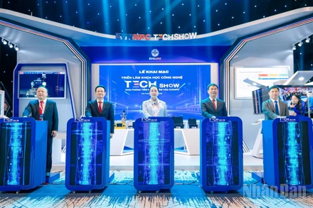 Các đại biểu EVNNPC kích hoạt để khai phóng tiềm năng - Tầm vóc EVNNPC trong lễ Khai mạc Triển lãm khoa học công nghệ EVNNPC. (Ảnh: AN NGUYÊN)
