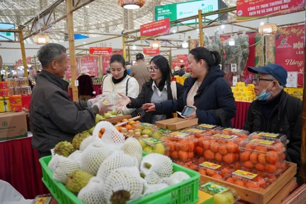 Hàng hoá Mùng 6 Tết dồi dào, giá cả ổn định.