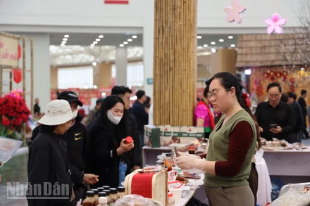 Thị trường Mùng 5 Tết, không để phát sinh “điểm nóng” giá cả. (Ảnh: KIM DUNG)