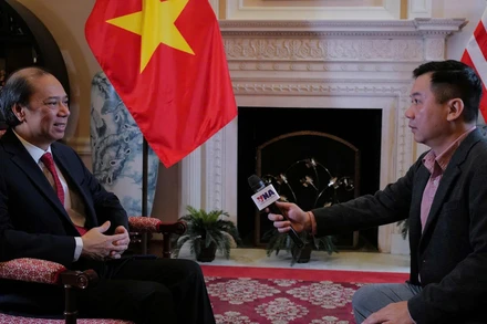 Đại sứ Việt Nam tại Hoa Kỳ Nguyễn Quốc Dũng trả lời phỏng vấn của phóng viên về mục tiêu trọng tâm và thông điệp chính mà Tổng Bí thư Tô Lâm mang tới Hoa Kỳ trong chuyến công tác này. (Ảnh: HỒNG NGUYÊN/TTXVN)