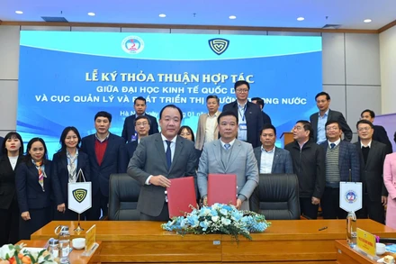 Cục Quản lý và Phát triển thị trường trong nước (Bộ Công thương) và Đại học Kinh tế Quốc dân tổ chức Lễ ký kết Thỏa thuận hợp tác.