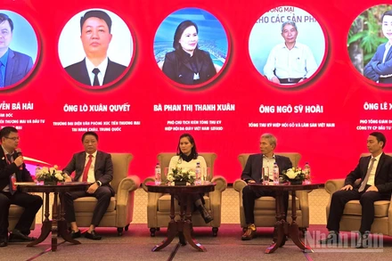 Phiên tọa đàm trong khuôn khổ Diễn đàn “Giải pháp nâng cao năng lực cạnh tranh cho sản phẩm xuất khẩu Việt Nam trong chuỗi thương mại toàn cầu”. (Ảnh: KIM DUNG)