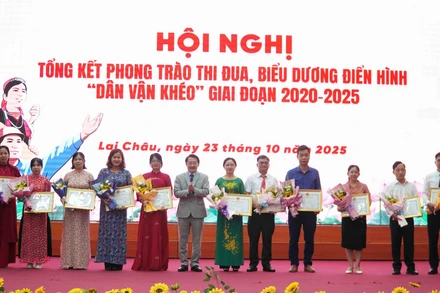 Đồng chí Sùng A Hồ - Phó Bí thư Thường trực Tỉnh ủy, Chủ tịch Ủy ban Mặt trận Tổ quốc Việt Nam tỉnh trao Bằng khen cho các tập thể. 