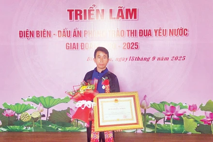 Anh Mùa A Thi, Trưởng bản Háng Pu Xi tại Đại hội Thi đua yêu nước tỉnh Điện Biên. Ảnh: LÊ HƯƠNG