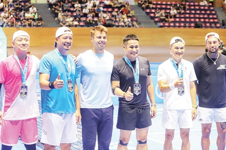 Tay vợt top 1 thế giới Ben Johns (người thứ ba, từ trái sang) giao lưu với người hâm mộ tại Lễ khai mạc Vietnam Cup.