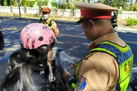 Lực lượng Cảnh sát giao thông kiểm tra đăng ký xe, giấy phép lái xe của người điều khiển phương tiện giao thông.