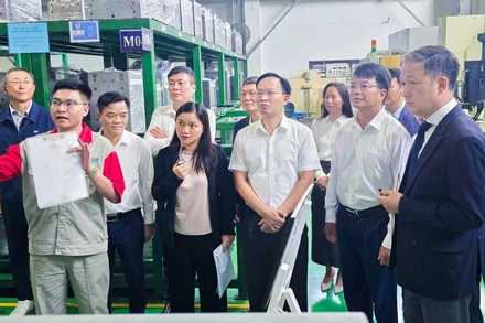 Các đại biểu trực tiếp tham quan và chứng kiến những thay đổi sau quá trình tham gia dự án nhà máy thông minh của doanh nghiệp.