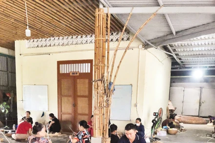 Các thành viên Hợp tác xã mây tre đan Bao La trong một buổi làm việc.