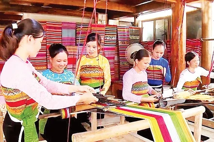 Nghề dệt thổ cẩm mang lại nguồn thu nhập đáng kể cho người dân.