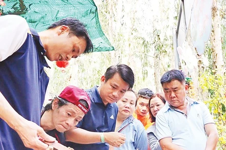 Du khách tham quan mô hình nuôi ong. Ảnh: LƯU MỸ