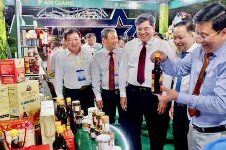 Các đại biểu tham quan các gian hàng trưng bày sản phẩm OCOP tỉnh An Giang.