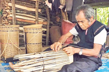 Nghệ nhân Đinh Bi miệt mài gìn giữ nghề đan lát truyền thống. Ảnh: Hồng Thương