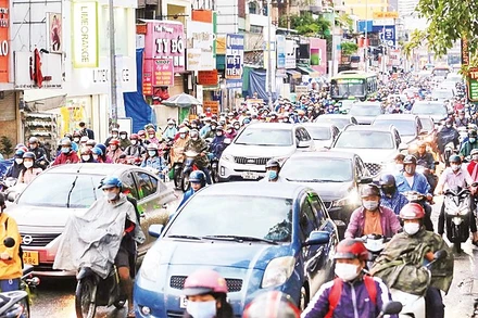 Ô nhiễm môi trường từ khí thải phương tiện giao thông là bài toán cấp bách đối với các thành phố lớn của nước ta. Ảnh: Nhật Thịnh