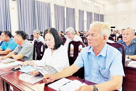 Thành viên Tổ công nghệ số cộng đồng các phường Tân Ninh, Bình Minh, Ninh Thạnh… tham dự tập huấn kỹ năng số. Ảnh: Linh Thùy