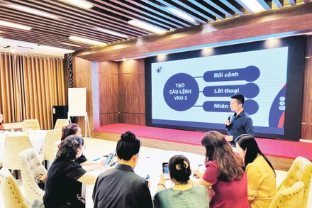 Khóa học “Nâng cao kỹ năng xây dựng thương hiệu số và An toàn thông tin cho doanh nghiệp nhỏ và vừa do phụ nữ làm chủ” có phần thực hành làm video ngắn bằng AI để tăng doanh số. Nguồn Hội LHPN tỉnh Điện Biên