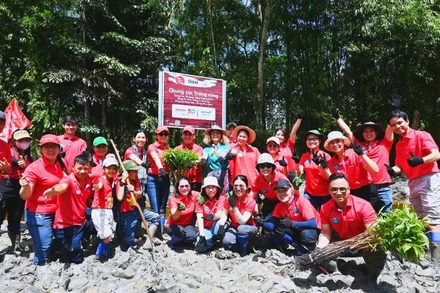 CADIVI trồng cây tràm nước tại Nông Trường Mùa Xuân (Cần Thơ).