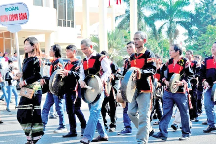 Đoàn cồng chiêng trong lễ hội cà-phê. Ảnh: Nam Anh