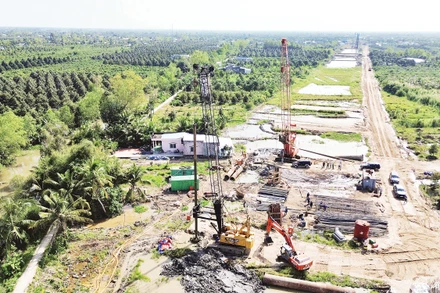 Dự án công trình đường bộ cao tốc Cao Lãnh - An Hữu thành phần 2 hiện đã bàn giao 100% tiến độ mặt bằng.