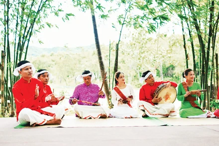 Trình diễn hát dân ca Chăm tại Di sản Văn hóa thế giới Mỹ Sơn.