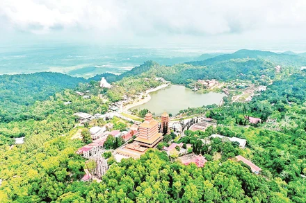 Toàn cảnh Thiên Cấm Sơn.