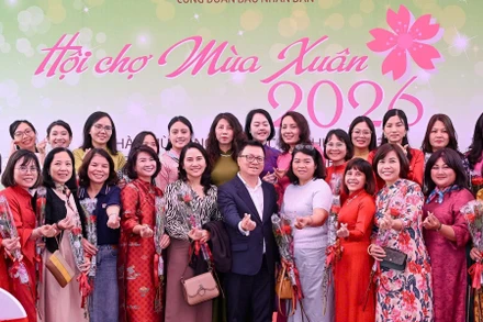 Tổng Biên tập Báo Nhân Dân Lê Quốc Minh, cùng tham dự Hội chợ mùa Xuân.