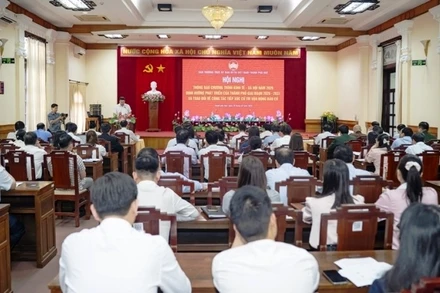 Toàn cảnh hội nghị thông báo chương trình kinh tế - xã hội và thông tin về công tác tiếp xúc cử tri vận động bầu cử.